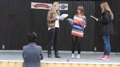 Sofia Lidman, Sofia Lundström och Cajsa Jervik övar och läser manus inför pjäsen "Soltrollet och Regnmolnstret"