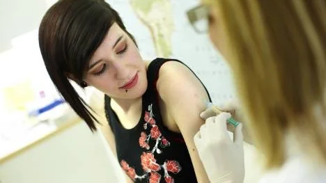Det är hyfsat stort intresse bland tjejer på högstadiet och gymnasiet att vaccinera sig mot livmoderhalscancer. Bland de yngre flickorna i 12-13-årsåldern är det ett större intresse, i Piteå kommun har mer än nio av tio tagit första två sprutorna.