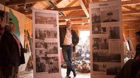 Erik Lindberg och Gunvor Larsson rullade i lördags upp utställningen om Manne Andersson, rallaren som blev förste stationsmästaren på järnvägsstationen i Moskosel.