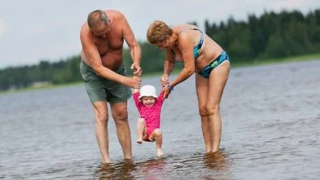 Lilla Smilla Menmark fick plaska i det långgrunda vattnet tillsammans med morfar Hans och mormor Ann-Christin Olsson. Hon verkade stormtrivas.
