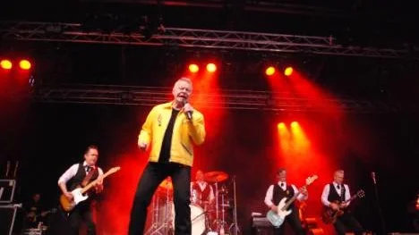 Jerry Williams har det fortfarande i knäna. Framträdandet i Arvidsjaur var nummer två, och det nordligaste, av elva turnéstopp som han gör i sommar.
