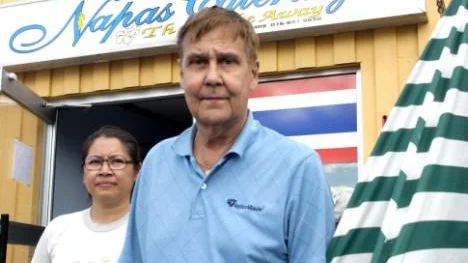 12 augusti stänger Napastanun och Tommy Holmström sin thaicatering sedan hyresvärden Andreas Arvidsson trots löfte inte byggt ut lokalen