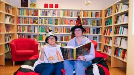Inger Mäkimaa och Karin Wikström väntar stor tillströmning av barn till biblioteket i Arvidsjaur när Barnboksveckorna drar igång på måndag.