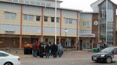 Besökshelgen på Hornavanskolan hade fullt schema och rundvandringar. Många hade kommit långt för besöket och vädret bjöd på snöfall.