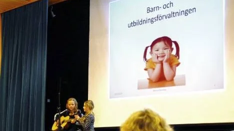 Inför presentationen av barn- och utbildningsnämnden underhöll eleverna Emma Lundmark och Maja Lundberg.