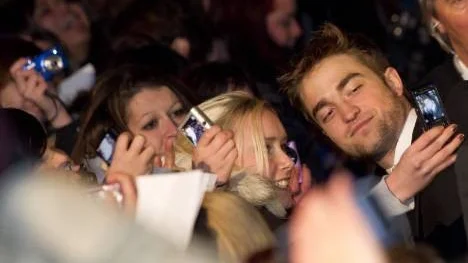 Robert Pattinson med några av sina fans.