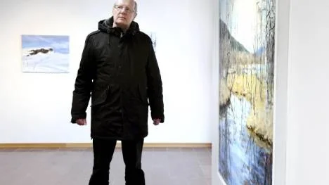 Helena Adolfssons landskapsmålningar från fjällvärlden, som nu ställs ut i Piteå konsthall, är ofta färgstarka, men aldrig insmickrande. Danallan Grahn från Piteå konstförening är en av de utställningsansvariga.