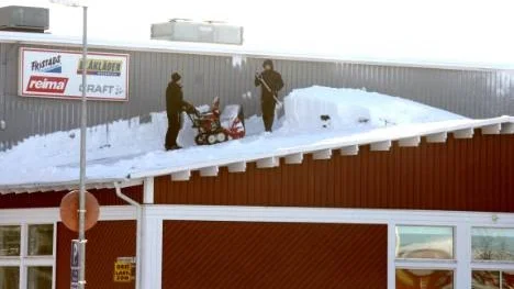 Norda i Piteå fick sitt tak avskottat. Det är nu när vårvintern är här som det finns risk för takskador och ras.
