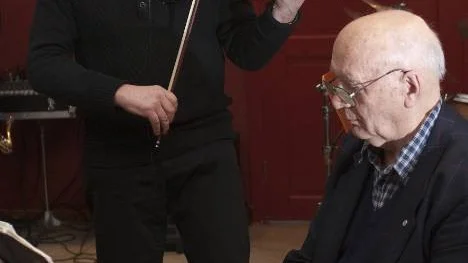 Martin Laestander, fiol, och Rolf "Fille" Lindström, piano, och de övriga musikerna vid jazz- och swingkvällen i Arvidsjaur fick publiken att trivas med svängig musik.