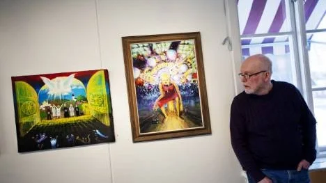 "Första gången jag såg Karl-Eriks målningar kände jag ett avlägset släktskap med Leif Zetterling, fast med annan teknik", säger Björn Andersson som länge längtat efter en retrospektiv. På bilden syns akrylerna "Du dumma sill" och "Dixon själv", den sistnämnda titeln för att konstnären hade svårt att förlika sig med uttrycket "själv" i betydelsen "ensam".