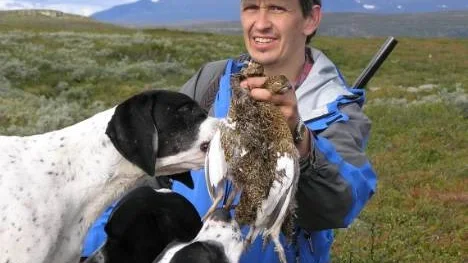 För Mikael Kangosjärvi är inte det viktigaste att få skjuta fågel utan att få se när hundarna arbetar och sköter sig i situationerna. "Men visst är det en bonus att få fälla fågel.", säger.