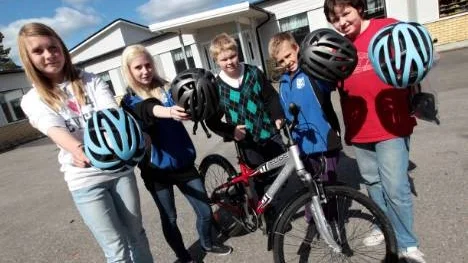 Rasmus Wikström i mitten vann cykeln som Trafikverket lottade ut. Johanna Tufvesson, Adele Krook, Jonathan Eriksson och William Granström fick cykelhjälmar på fredagen. De övriga klasskamraterna fick sina hjälmar senare.