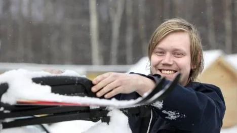 Johan Eriksson på väg till Hemavan. Slalom är huvudsysselsättningen där, men även längdskidorna får följa med.