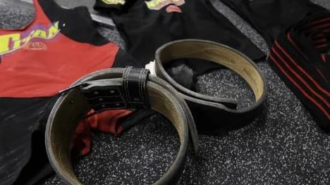 Använder man utrustning i styrkelyft kan man maximera sina resultat. Vissa ser det som fusk medans andra påpekar att det krävs teknik för att använda dräkterna.