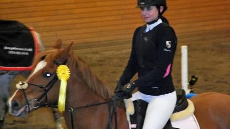 Vid den nationella hopptävlingen i Timrå kom Lydia Wikström, Älvsbyn, trea med ponnyn Oldehuis Dandelion i MSV-B, 120 centimeter.
