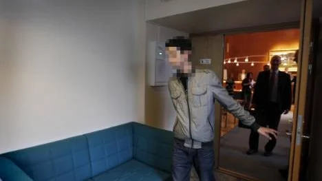 Under ett par veckor hade mannen planerat rånet mot guldsmedsaffären. Det förklarade han vid Piteå tingsrätt i går. Däremot avbröt han rånförsöket som ett "frivilligt tillbakaträdande", enligt egen utsago. I bakgrunden syns mannens försvarsadvokat Lars Grönberg.