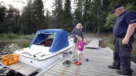 På Mosesholmen träffade skärgårdsansvarige Anders Hedlund Jessica Jonsson med dottern Edith. "Det är bra att få komma ut och träffa de som faktiskt nyttjar skärgården", säger han.