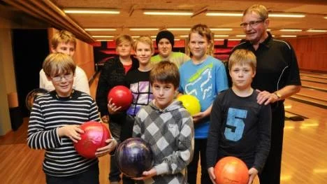 BD Pärlan satsar på ungdomar. Från vänster Tobias Lundberg, Samuel Sandgren och Max Karlsson. Bakre raden: Elias Johansson, Hampus Andersson, Filip Edin, Albin Eriksson, Johan Berglund och ledaren Kaj Lundberg.