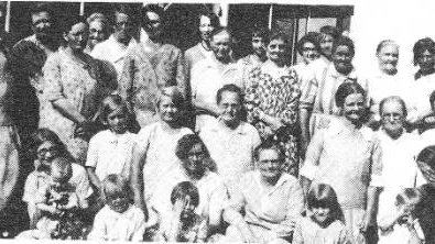 En del av deltagarna i "Syföreninga" Fru Anton Erikcson, Agnes Dubuque, fru Nels Anderson, fru Saywer, Georgina Grenquist, fru G. Lindahl, fru Frank Anderson, Edna Lundstrom, fru E.K. Anderson, Beatrice Lindahl, fru Swanson, Amanda Berklund, fru Evald Larson, fru G. Risberg, fru Arnold Anderson, Helen Erickson, fru F. Wickström, Fanny Lundmark, Mary Risberg, Lena Renstrom, fru Gus Lindstrom.
