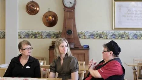 Gunvor Ahlin, vårdbiträde, Marie Standar, undersköterska , och Irma Johansson, kokerska, ser inget positivt med den förändring som är på gång och vill ha kvar köket på Öjegården. "Det är klart att det blir trist om köket stänger, det luktar inte mat längre i huset", säger Irma.