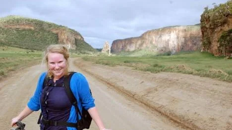 Agnes Björn på cykeln i Kenyas natur.