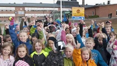 Flaggan på väg upp i topp och ett stort jubel för Sveriges bästa skolkommun. På onsdagsförmiddagen fick lågstadieeleverna på Ringelskolan i Arvidsjaur veta att de fortfarande går skola i Sveriges bästa skolkommun.