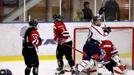 Clara Markeby och Josefine Åström fick inte stopp på Linköpings Jenni Asserholt som istället fick fira sitt 2-0-mål.