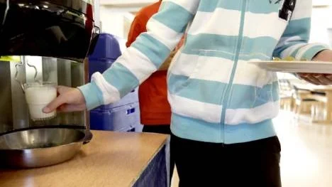 Skolungdomar i norr dricker närmare 15 000 liter mjölk till skolunchen varje dag, mest i hela landet. (Arkivbild)