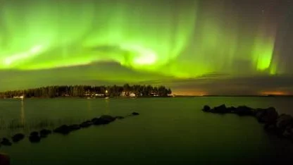 Stjärnklar natt med norrsken ovanför Kartudden.