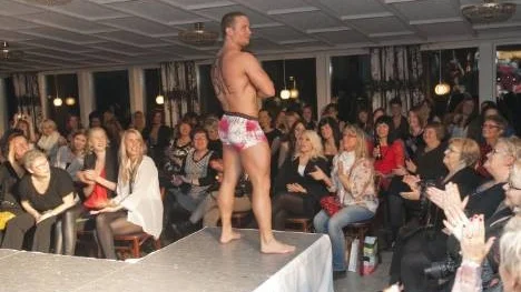 Ladies night-inslag. Stefan Sundqvist visade muskler och kalsonger för en entusiastisk publik.