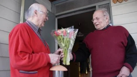 Leif Åslund lämnar över blommor och present som tack för många års arbete.