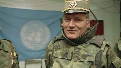 Ratko Mladic, tidigare ledare för bosnienserbernas krigsmakt, är anklagad för grova krigsförbrytelser. Nu sitter han äntligen bakom lås och bom.
