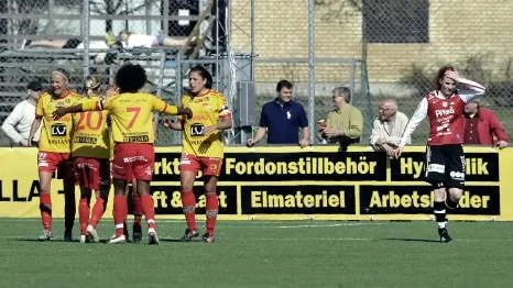 Tyresöjubel efter 2-0 målet. Johanna Lindahl deppar. Men Piteå kunde ha legat under med betydligt mer. Under första timmen blev laget utspelat mot det tippade topplaget.