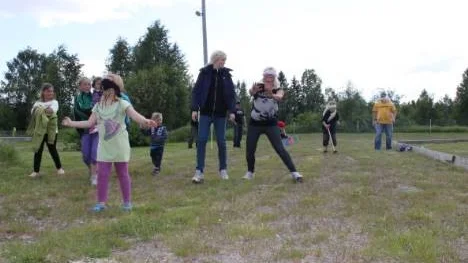 Blindsnurr med ögonbindel var en av lekarna. Från vänster Anna Backman, Sofie Nilsson, Filip Backman och Per Boström.