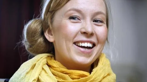 Sofia Jannok inviger den tillfälliga festspelsscenen vid kraftstationen i Sikfors. Trots ett späckat spelschema under sommaren är det bara spelningen på Piteå dansar och ler som ligger längre söderut.