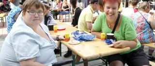 Underhållande frukost på torget
