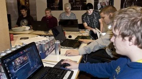 Lan med sikte på Guinness rekordbok. Från vänster Karl Hjorth, Gustav Kjellström, Jonas Lunding, Jonathan Rikner, Nils Kraft-Wamby och Viktor Nyeryd ska spela League of Legions non stop i minst tjugofyra timmar.