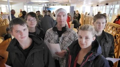 Mikael Hedkvist, Per Ershag, Robert Abrahamsson, Tobias Nordström och Emmelie Lövgren besökte arbetsförmedlingen i går på jakt efter sommarjobb.