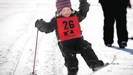 I dag är det dags för den stora skidfesten Lilla Karlavagnen med bland annat populära knatteklassen. Här håller Alva Öberg, 3 år, tungan mitt i mun. Hon åkte ifjol för andra året i rad. (Arkivbild)