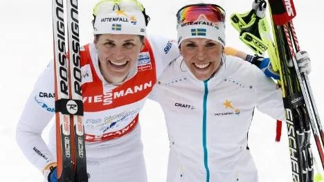 Ida Ingemarsdotter och Charlotte Kalla tog silver i sprintstafetten. Nu ser Charlotte fram emot favoritdistansen 10 km fritt imorgon, tisdag.