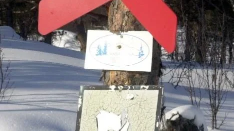 Piteå snöskoterklubb ska satsa en del av EU-pengarna på aluminiumskyltar uppsatta på tryckimpregnerat virke för längre hållbarhet.