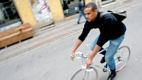 "När man skriver om saker så gör man dem lite verkligare. Man ber om att de ska bli verkliga", säger Johannes Anyuru om varför han ser skrivandet som ett slags bön.   Sedan han blev muslim upplever han att han blivit mindre cynisk och bitter och att det har gett honom mer mod och trygghet.