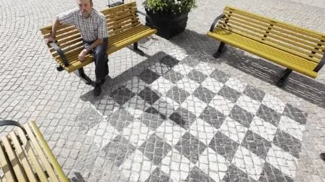 Pjäserna till det stora schackspelet på Rådhustorget har försvunnit - och entusiasten Hans Oskarsson sörjer möjligheten att kunna spela offentligt i gaturummet.