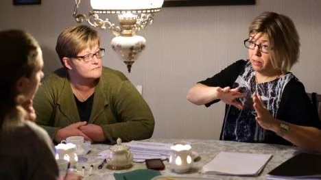 Irene Lundqvist, medicinskt ansvarig sjuksköterska sedan i höstas, beskriver samarbetet med landstinget som a och o när det gäller att minska läkemedelsanvändningen på kommunens äldreboenden. Till vänster Karin Olofsson, verksamhetschef inom äldreomsorgen.