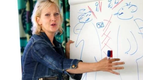Gunilla Matheny från Ersta Sköndahl högskola föreläste för kommunala verksamhetschefer och frivilligorganisationer om anhörigstöd.