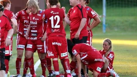 Ett lag i chock och sorg. Efter förlustmatchen mot Göteborg fick Piteås damer besked om att deras klubbkamrat Victor Brännström avlidit. (Bilden är tagen vid ett annat tillfälle).