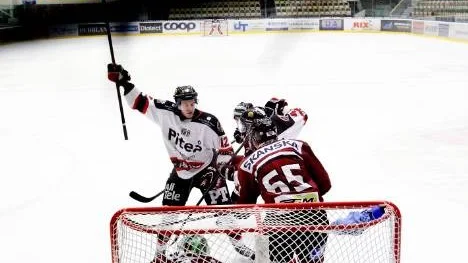 Piteås Sebastian Selin jublar efter att ha satt spiken i Tegs kista, 6-2-målet.