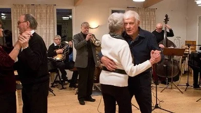Per-Erik Öhman, trumpet, Jan-Ove Nilsson, gitarr, Ulf Sundström, bas, Rolf "Filler" Lindström, piano och, skymda Bernt Engdahl, trummor, och Lennart Granberg, sång, fyllde församlingshemmet med dansvänliga låtar.