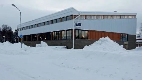 Planen 1987 var att slå upp gaveln på badhuset och bygga äventyrsbadet på området intill. På sikt planerade man att eventuellt fullfölja anläggningen med en utomhuspool utanför.