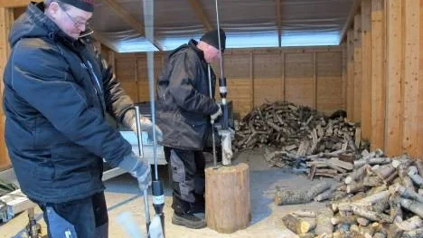 Aktivitetshusets arbetstagare, här representerade av Mikael Ylipää (till vänster) och Kent Engström, jobbar bland annat med att klyva ved åt Älvsbyns kommun året runt för leverans till kommunens rastplatser och friluftsområden. "Ett av många arbeten som borde belönas med habiliteringsersättning", hävdar Jörgen Afvander (NS).